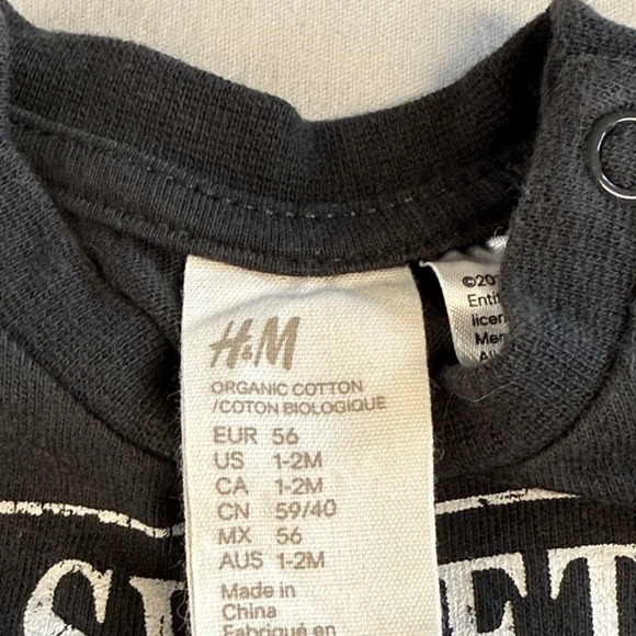 H&M Black Tee with Guns N' Roses Graphic - Picture 2 of 3